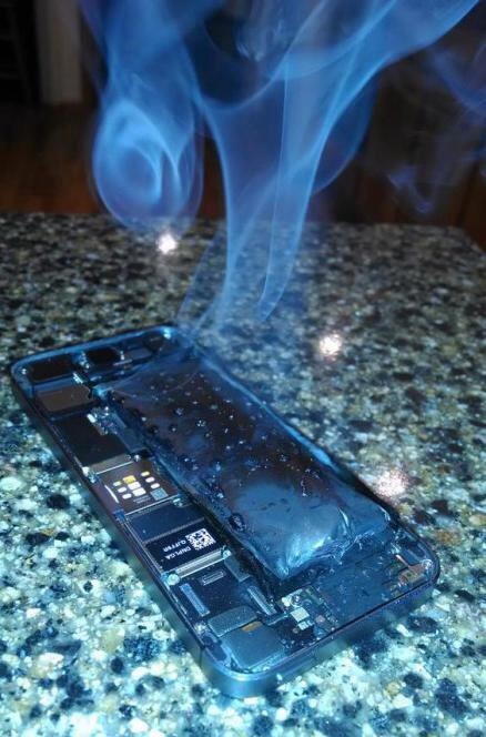 Questo è quello che succede quando la batteria di un iPhone 5S prende fuoco