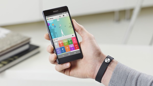 Sony annuncia la disponibilità dello SmartBand, il braccialetto per il fitness – MWC 2014
