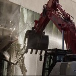 La demolizione degli edifici, lì dove sorgerà il nuovo campus Apple