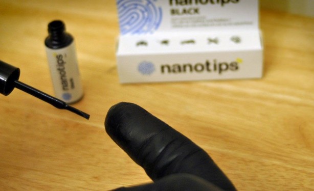 NanoTips, il liquido che trasforma tutti i guanti in “touch”