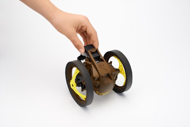 Parrot_Jumping_Sumo_TUTORIAL_Battery_Khaki