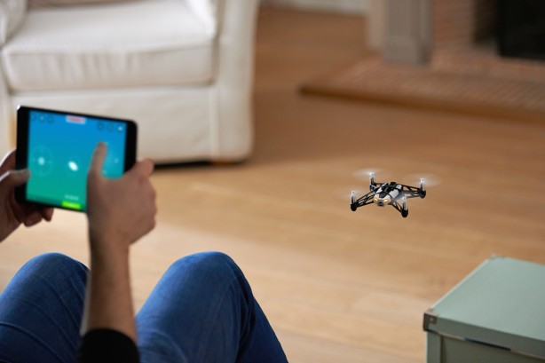 Parrot_Rolling_Spider_LIFESTYLE_LivingRoom