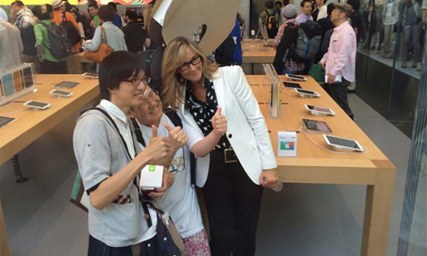 Giappone: Angela Ahrendts e altri dirigenti si sono presentati all’apertura dello store di Omotesando