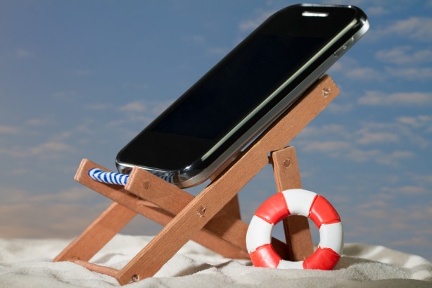Cellulari e vacanze: 10 consigli per risparmiare anche centinaia di euro