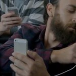 Nel nuovo spot Samsung, gli utenti Apple sono “attaccati alla parete”