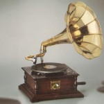 La SIAE provoca Apple: “Aumenti i prezzi? E noi venderemo gli iPhone a tariffe francesi!”, ma è finito il tempo dei grammofoni…