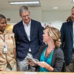Tim Cook fa visita ad un ospedale a Palo Alto