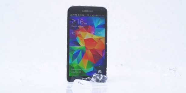 Ice Bucket Challenge: Samsung promuove il Galaxy S5 e prende in giro l’iPhone 5s