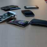 Due ragazzi distruggono iPhone in un Apple Store per dimostrare che possono essere piegati