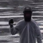 Non ti piace la fotocamera sporgente degli iPhone 6? C’è chi ha trovato una soluzione…