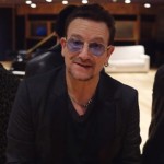 Bono degli U2 chiede scusa per il download automatico del suo album