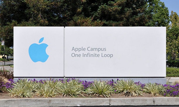 Proteste dei lavoratori al campus Apple