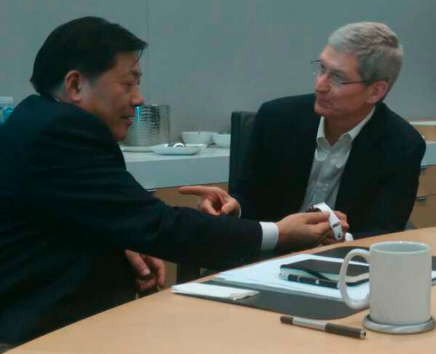 Ministri del cyberspazio cinese incontrano Tim Cook e l’Apple Watch