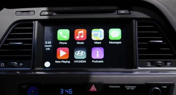 Apple CarPlay e Android Auto confrontati in un video