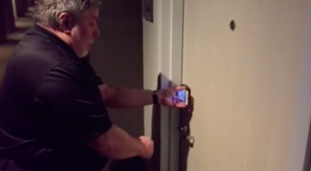 Wozniak mostra l’utilizzo di SPG per aprire le stanze in hotel