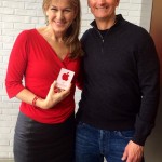 Tim Cook visita diversi Apple Store insieme alla CEO di (RED)