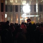 New York: proteste anche dinanzi all’Apple Store sulla 5th Avenue