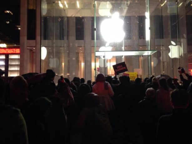 New York: proteste anche dinanzi all’Apple Store sulla 5th Avenue