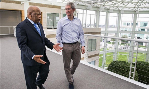 L’attivista John Lewis fa visita a Tim Cook