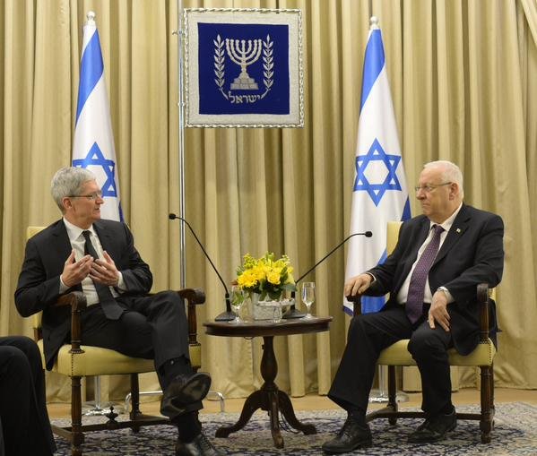Tim Cook incontra il Presidente Reuven Rivlin durante una visita in Israele