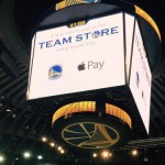 Eddy Cue spiega il funzionamento di Apple Pay su Apple Watch durante una partita di NBA