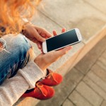 Donne e cellulari: non spendono cifre folli e preferiscono la tradizione