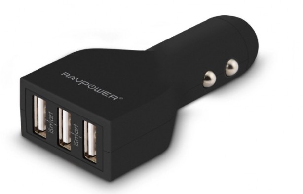 Caricabatterie da auto RAVPower con tre porte USB in offerta con codice sconto iPhoneItalia