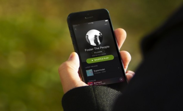 Troppa musica gratuita su Spotify, le case discografiche non ci stanno