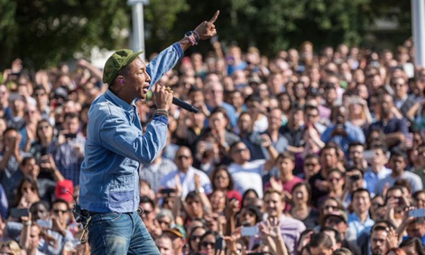 Giornata della Terra: concerto di Pharrell Williams a Cupertino (con tanto di Apple Watch)