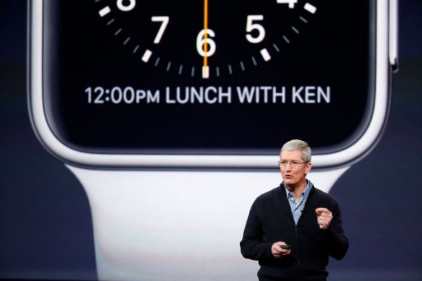 Tim Cook scrive ai dipendenti: “Sconti se volete acquistare un Apple Watch, 1.000 app già disponibili”
