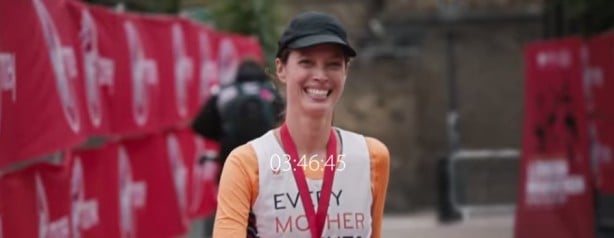 Un nuovo video di Apple mostra la corsa alla maratona di Londra di Christy Turlington Burns