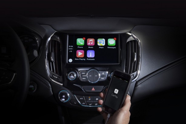 2016-Chevrolet-Cruze-Apple-CarPlay-press