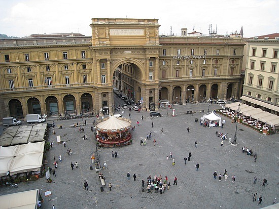 Nuova foto dall’Apple Store Piazza della Repubblica di Firenze