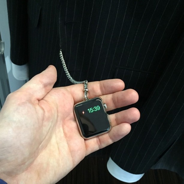 Tom Ford trasforma Apple Watch in un orologio da taschino