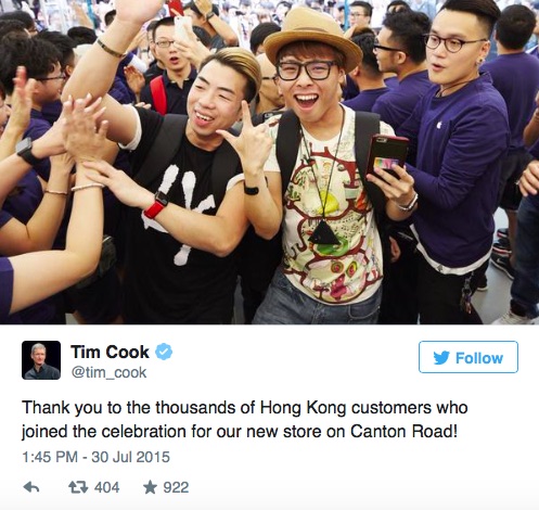 Tim Cook ringrazia i clienti che hanno aspettato l’apertura dello store “Canton Road” ad Hong-Kong