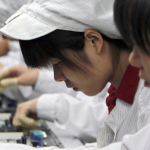 China Labor Watch: “Alla Pegatron i dipendenti lavorano più di 60 ore a settimana”