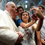 Papa Francesco: “A tavola spegnete i vostri smartphone”