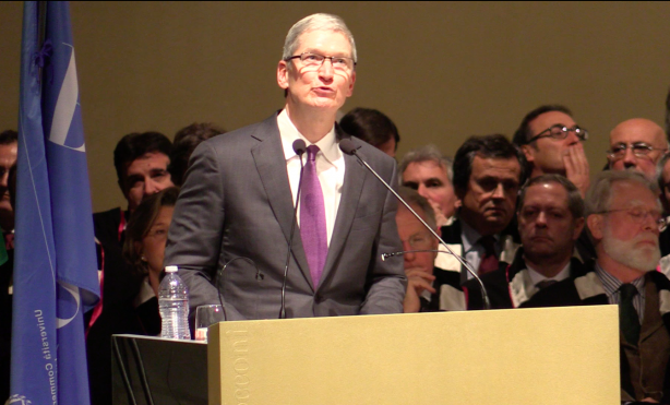 Tim Cook in Bocconi: «Dite forte quello in cui credete e cambierete il mondo» [VIDEO]