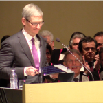Tim Cook in Bocconi con il suo inseparabile iPad Pro