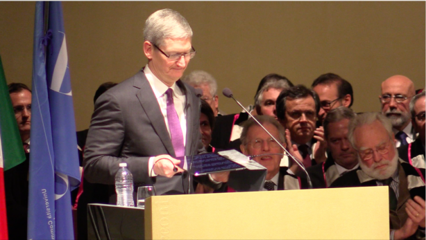 Tim Cook in Bocconi con il suo inseparabile iPad Pro