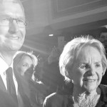 Tim Cook ritira il “Ripple of Hope Award 2015”.
