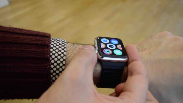 Indossare l’Apple Watch “al contrario” porterebbe benefici? Il nostro test – VIDEO