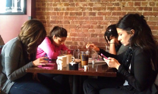 Stop-Using-Your-Smartphone-at-Dinner
