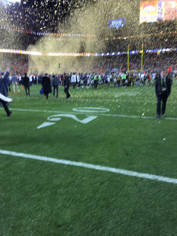 Super Bowl, Tim Cook immortala il momento finale e Twitter si scatena [AGGIORNATO]