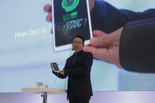 Oppo presenta la tecnologia per ricaricare uno smartphone in 15 minuti