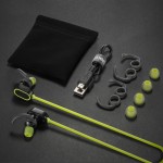 Alimentatore, cavo Lightning, batterie e cuffie in offerta su Amazon