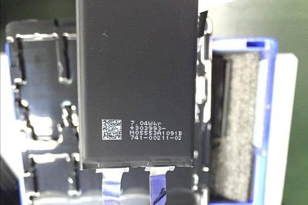 E’ questa la batteria di iPhone 7?