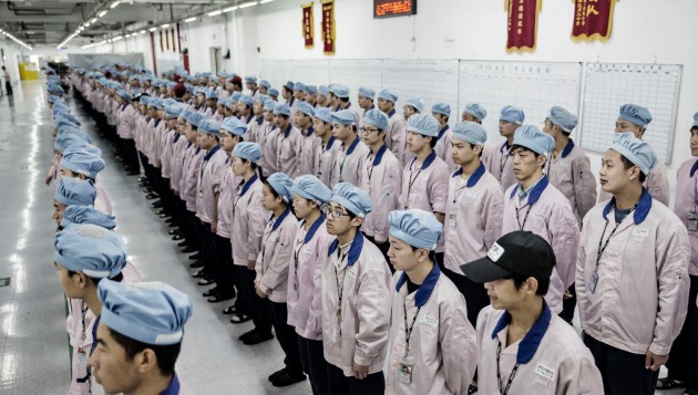 Ecco come lavorano gli operai della fabbrica Pegatron in Cina