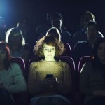 Stanno per arrivare le sale cinematografiche aperte all’uso degli smartphone