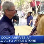 Tim Cook saluta i clienti dell’Apple Store di Palo Alto